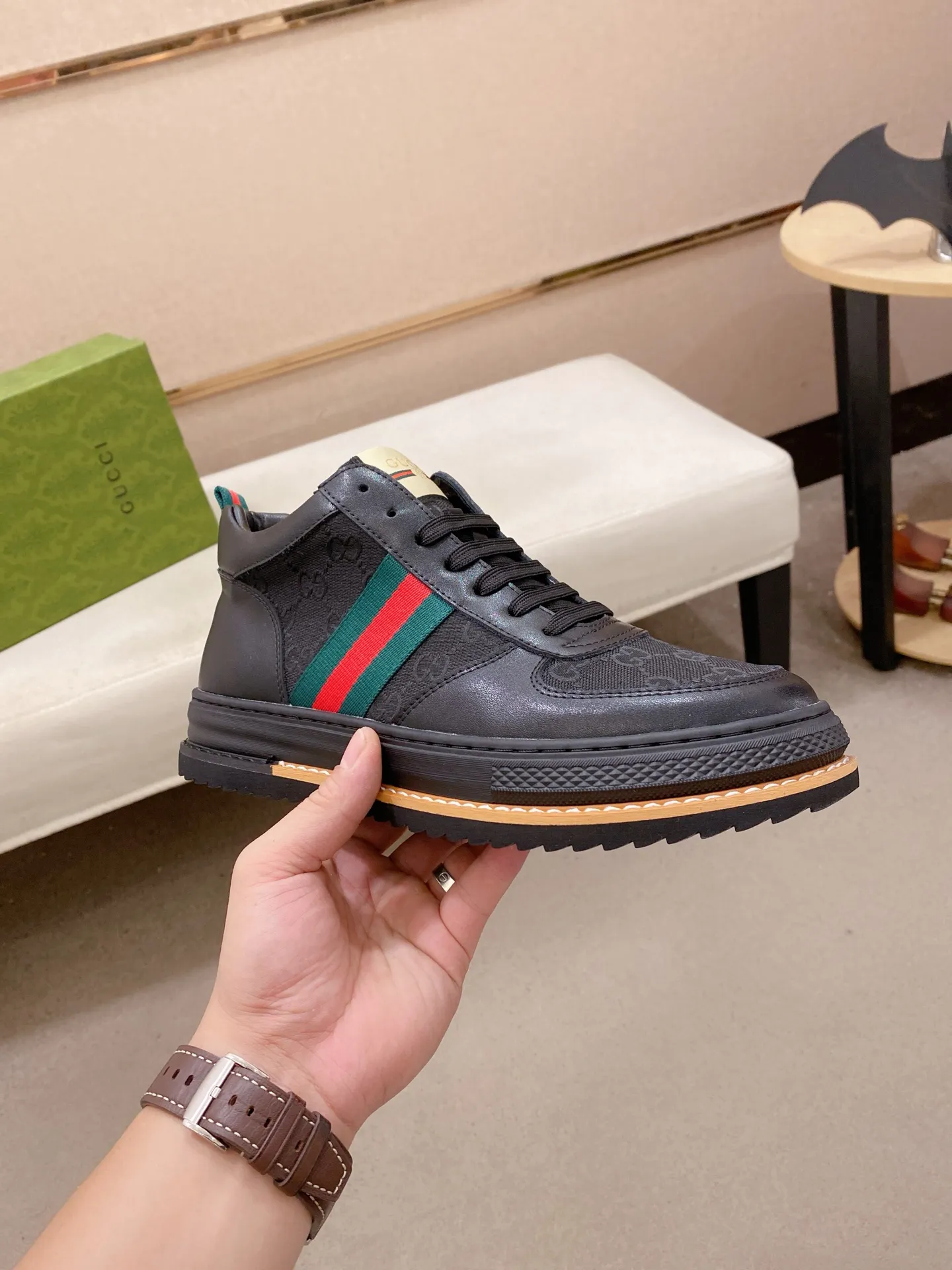 Men's shoes 💰 440 💰 High-quality new high-top GUCCI counters are on the market at the same time. The new men's shoes, 😘fabrics are selected imported cowhide, lining: sheepskin lining. 👍🏿 High-end ☄️ air-cushion molded anti-slip rubber outsole, exquisite lines, simple and elegant, comfortable and high-end for leisure travel. Code number: 38 to 44 (45 can be customized and cannot be returned or exchanged)